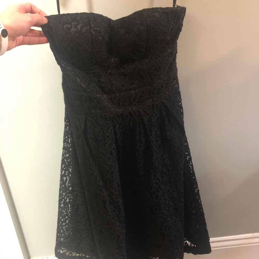 Black lace strapless sweetheart knee-length dress